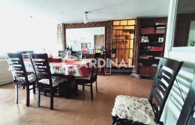Vista de comedor y puerta de acceso al departamento