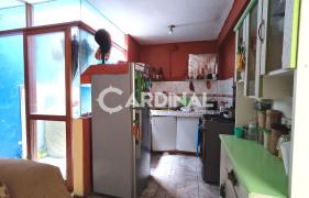 Vista de cocina abierta y patio - lavandería