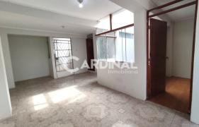 Sala comedor y puerta de acceso al departamento