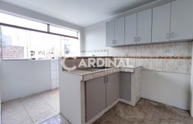 Cocina abierta con muebles altos y bajos
