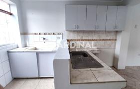 Vista de cocina y área de lavandería