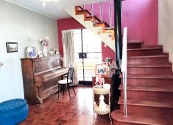 Sala de estar con salida a hall, patio y jardín interno