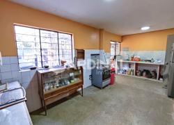 Amplia cocina con salida a hall y patio interno