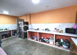 Cocina cerrada con salida a patio