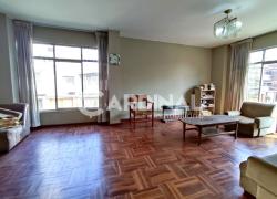 Amplia sala en piso 2