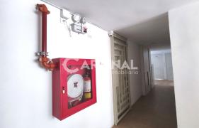 Pasillos con luces de emergencia, mangüeras contra incendio y extintores operativos