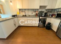 Cocina con muebles altos, bajos y tablero de granito