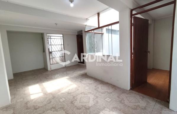 Sala comedor y puerta de acceso al departamento